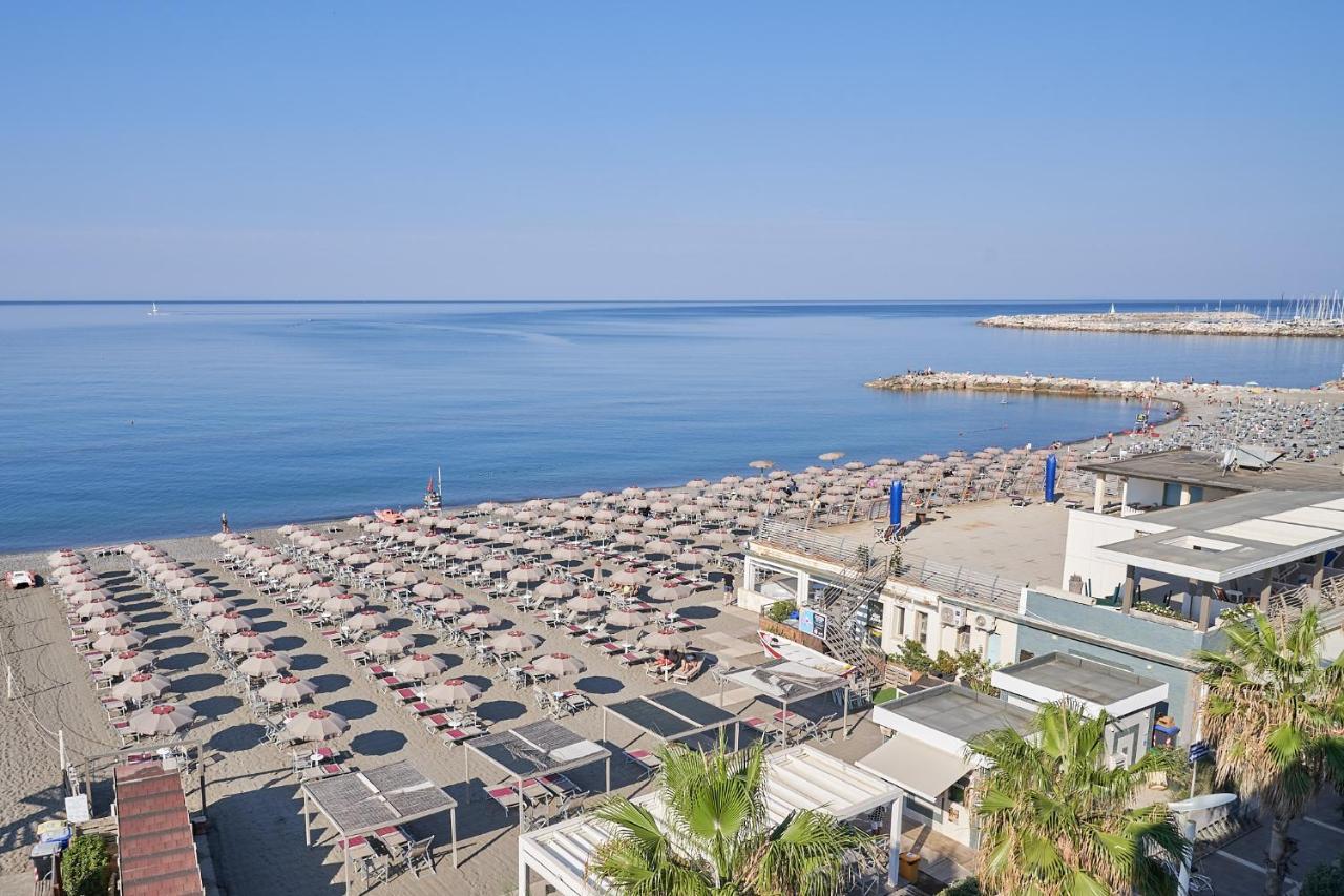 Palace Lido Hotel & Suites Marina di Cecina Exterior foto